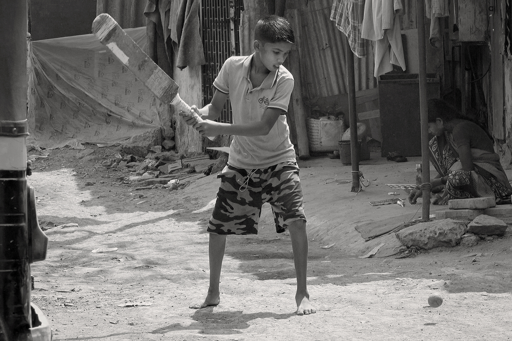 Christoph Radke, India, Mumbai, ein Cricket übender Junge in einem Slum, 2020